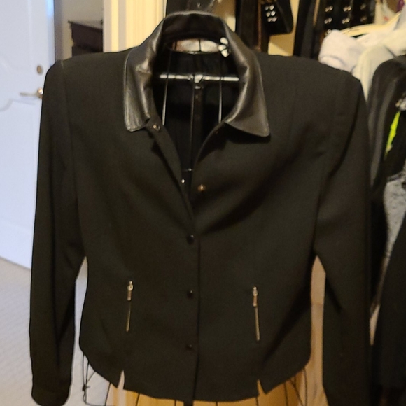 Black blazer jacket with snap closure - Picture 2 of 7